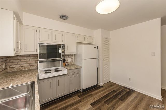 4327 Chateau De Ville Drive, St Louis, MO 63129