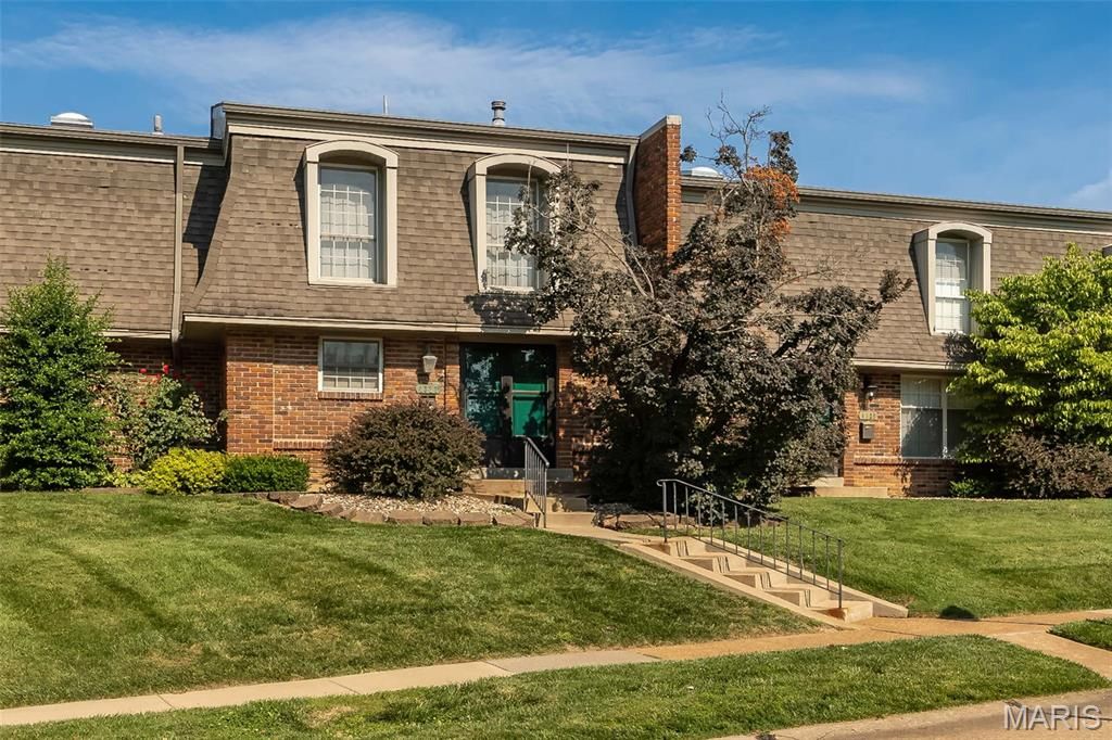 4327 Chateau De Ville Drive, St Louis, MO 63129