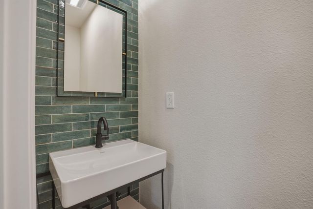 61807 Fall Creek Loop, Bend, OR 97702