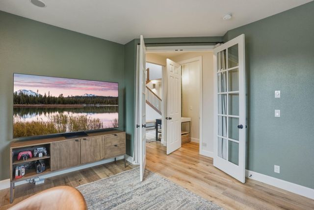 61807 Fall Creek Loop, Bend, OR 97702