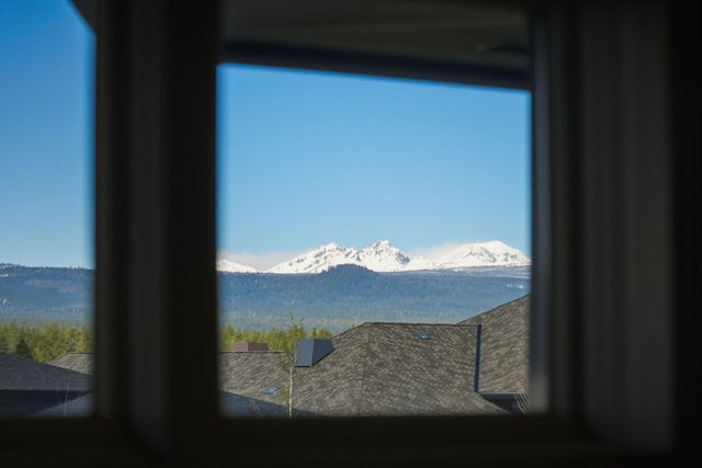 61807 Fall Creek Loop, Bend, OR 97702