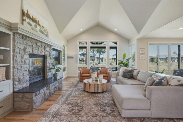 61807 Fall Creek Loop, Bend, OR 97702