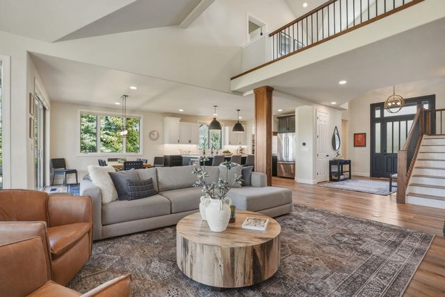 61807 Fall Creek Loop, Bend, OR 97702