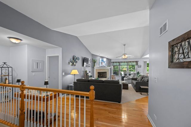 861 Prairie Ridge Drive, Woodstock, IL 60098