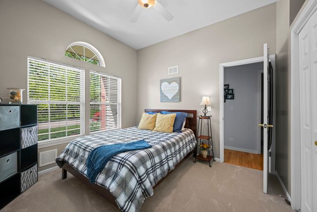 861 Prairie Ridge Drive, Woodstock, IL 60098