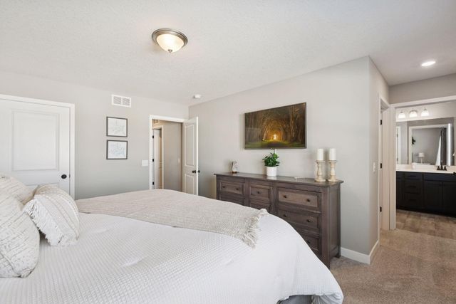 9290 62nd Street S, Cottage Grove, MN 55016