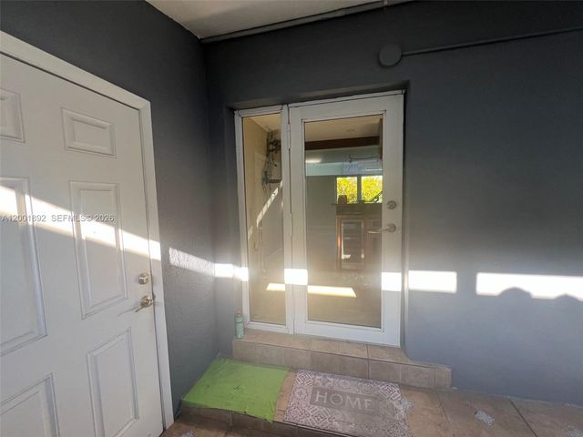 6900 SW 22nd St, Miami, FL 33155