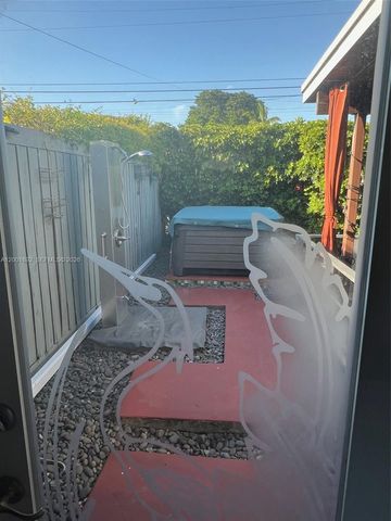 6900 SW 22nd St, Miami, FL 33155