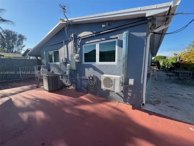 6900 SW 22nd St, Miami, FL 33155