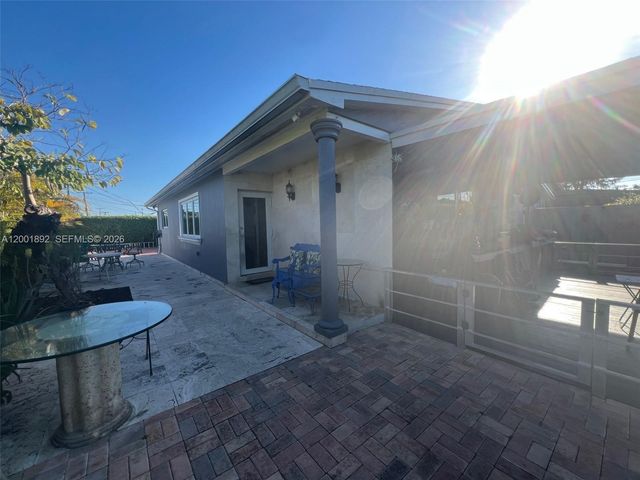 6900 SW 22nd St, Miami, FL 33155