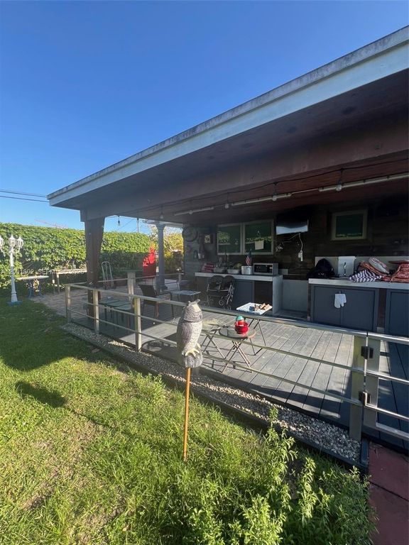 6900 SW 22nd St, Miami, FL 33155