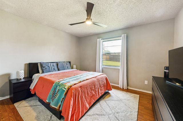 2204 Park Springs Court, Arlington, TX 76013