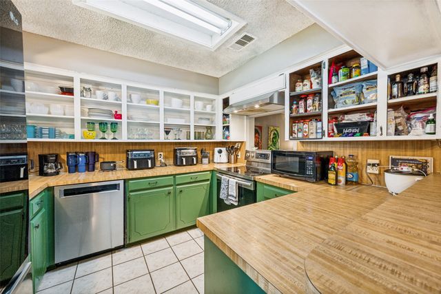 2204 Park Springs Court, Arlington, TX 76013