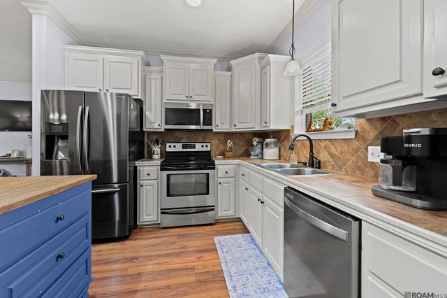 16208 Old Samuel Dr, Prairieville, LA 70769