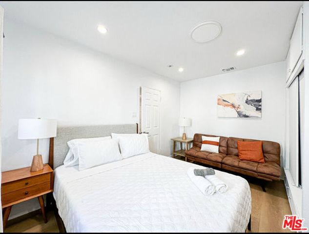 239 S Doheny Drive, Beverly Hills, CA 90211