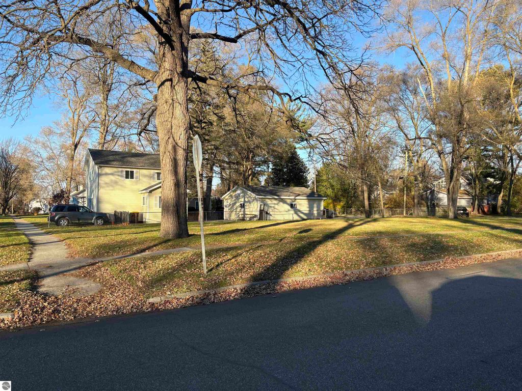 Image 3 of property listing at 320 W Locust, Mt Pleasant, MI 48858