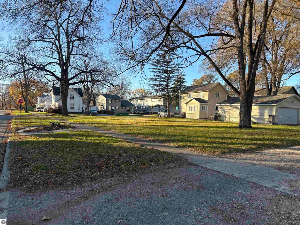 Image 4 of property listing at 320 W Locust, Mt Pleasant, MI 48858