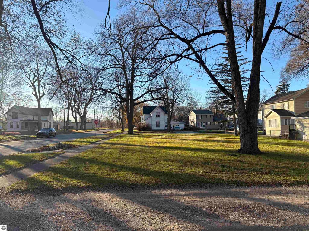 Image 5 of property listing at 320 W Locust, Mt Pleasant, MI 48858