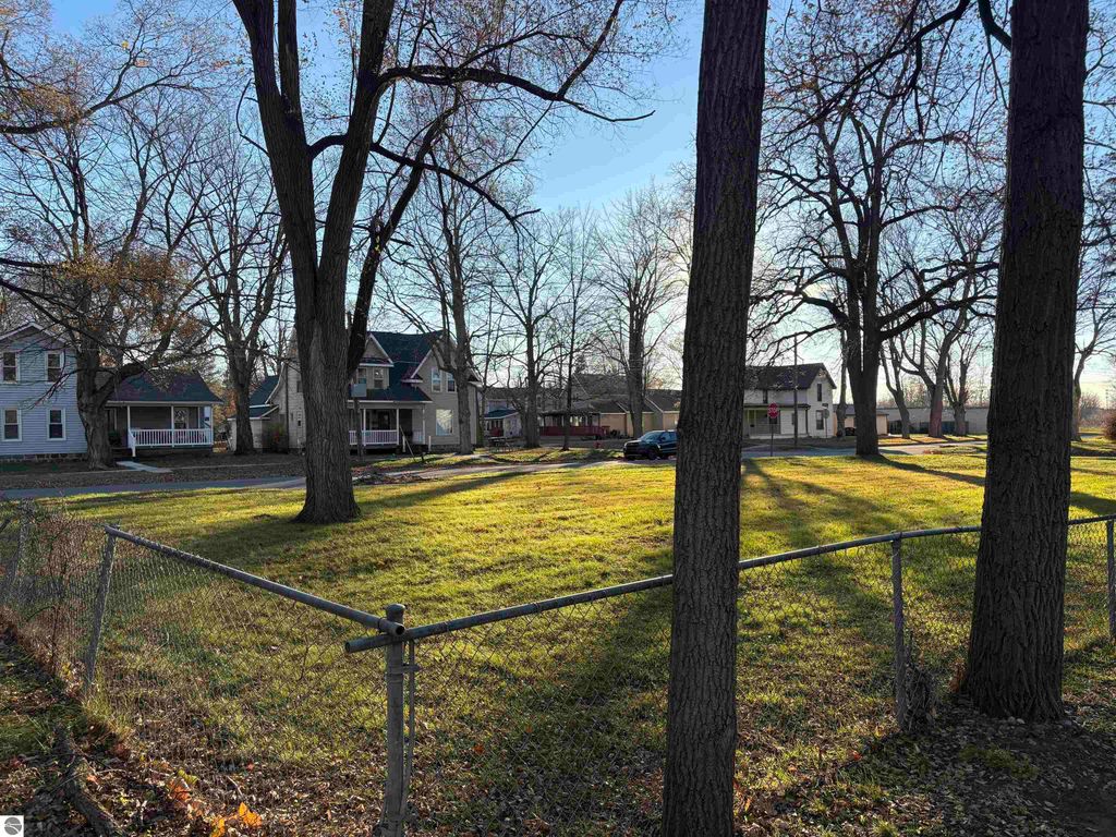 Image 6 of property listing at 320 W Locust, Mt Pleasant, MI 48858