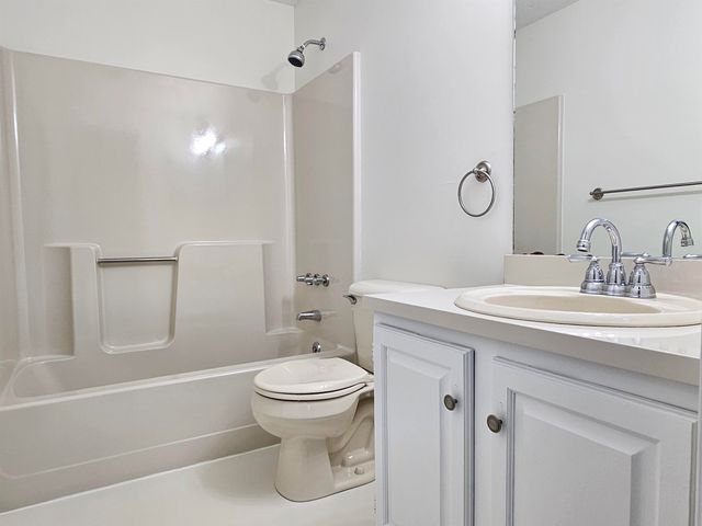 9 Bartemus Trl Apt 208, Nashua, NH 03063