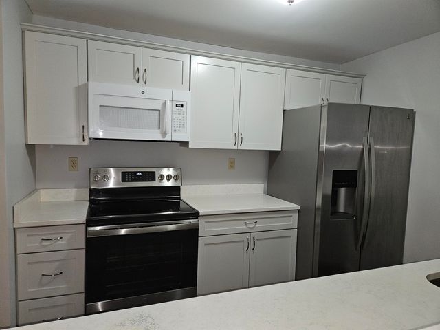 9 Bartemus Trl Apt 208, Nashua, NH 03063