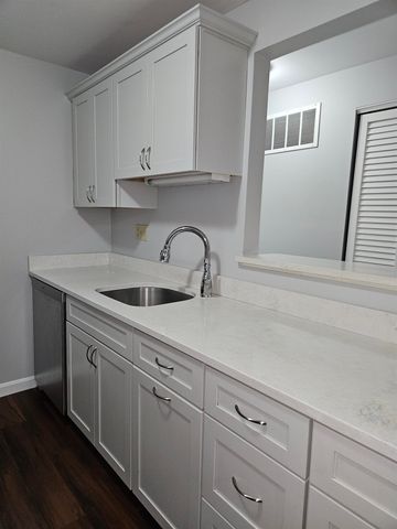 9 Bartemus Trl Apt 208, Nashua, NH 03063