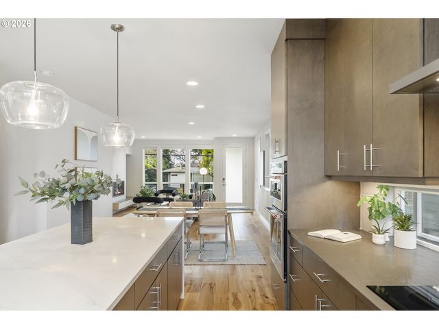 2742 Se 28TH Ave, Portland, OR 97202