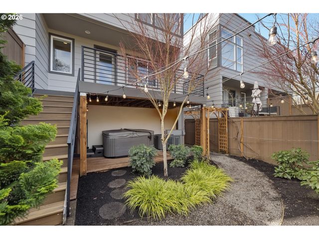 2742 Se 28TH Ave, Portland, OR 97202