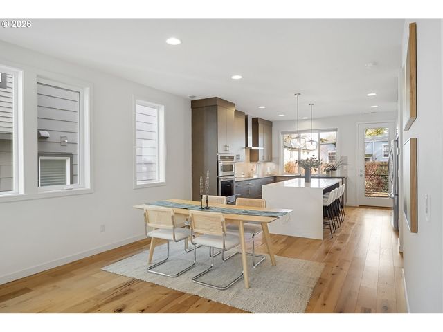 2742 Se 28TH Ave, Portland, OR 97202