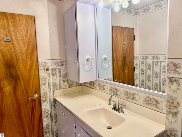 445 Yale Avenue, Alma, MI 48801