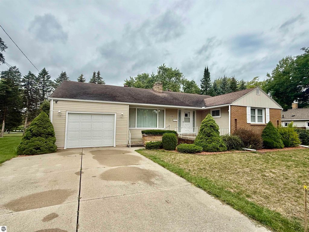 Image 1 of property listing at 445 Yale Avenue, Alma, MI 48801