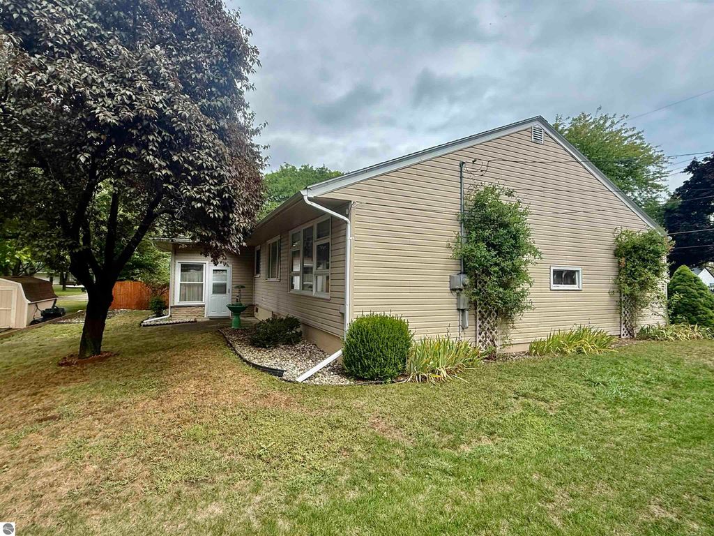Image 10 of property listing at 445 Yale Avenue, Alma, MI 48801
