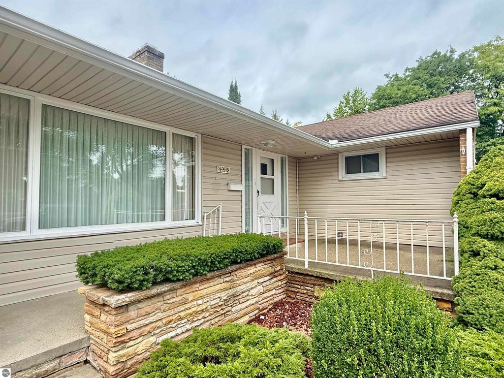 Image 11 of property listing at 445 Yale Avenue, Alma, MI 48801