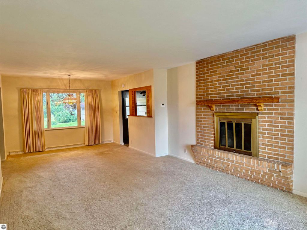 Image 15 of property listing at 445 Yale Avenue, Alma, MI 48801