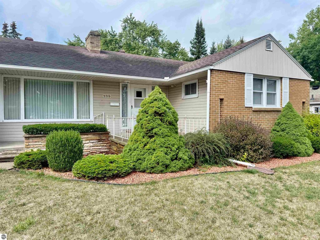 Image 2 of property listing at 445 Yale Avenue, Alma, MI 48801