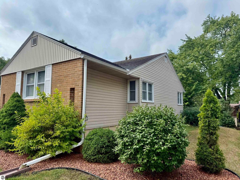 Image 3 of property listing at 445 Yale Avenue, Alma, MI 48801