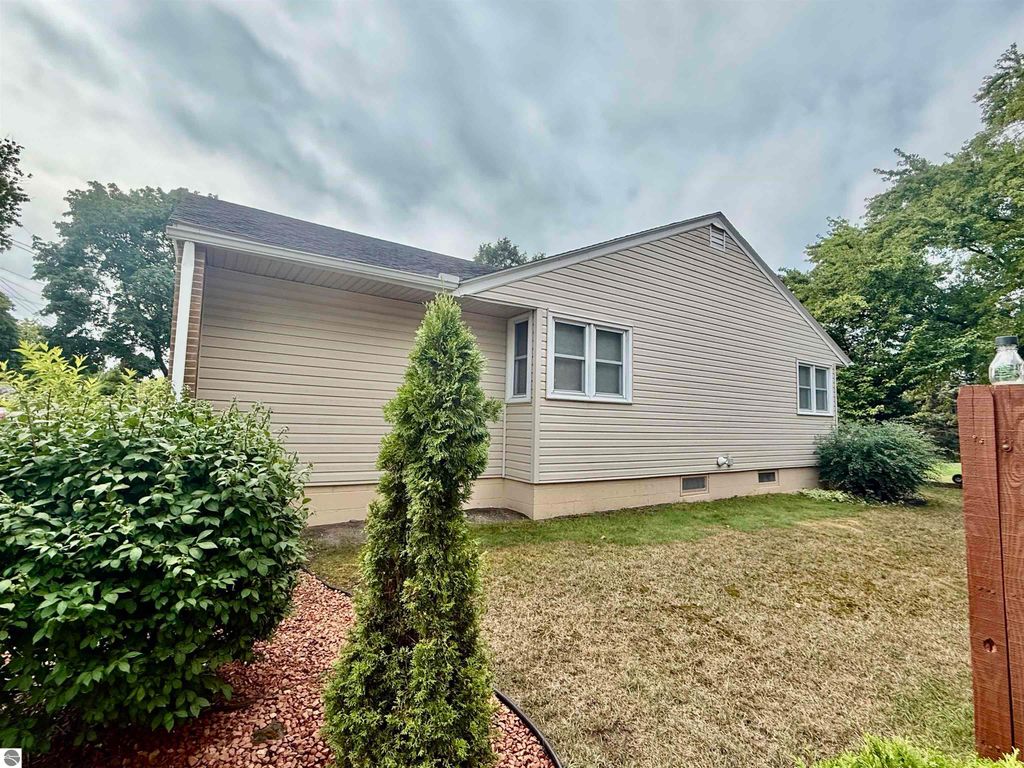 Image 4 of property listing at 445 Yale Avenue, Alma, MI 48801