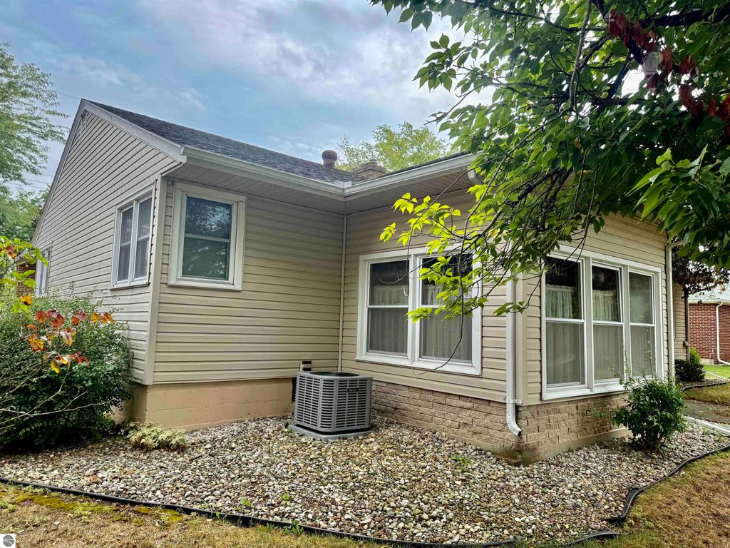 Image 5 of property listing at 445 Yale Avenue, Alma, MI 48801