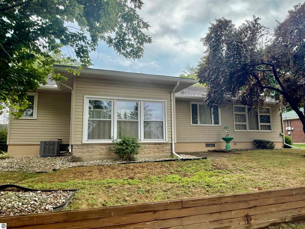 Image 6 of property listing at 445 Yale Avenue, Alma, MI 48801