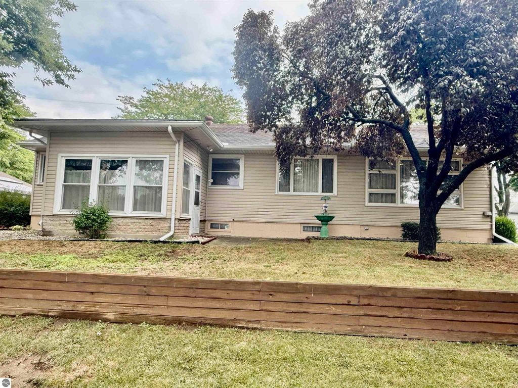 Image 7 of property listing at 445 Yale Avenue, Alma, MI 48801