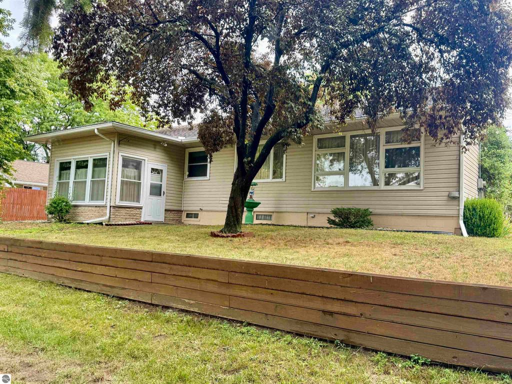 Image 8 of property listing at 445 Yale Avenue, Alma, MI 48801