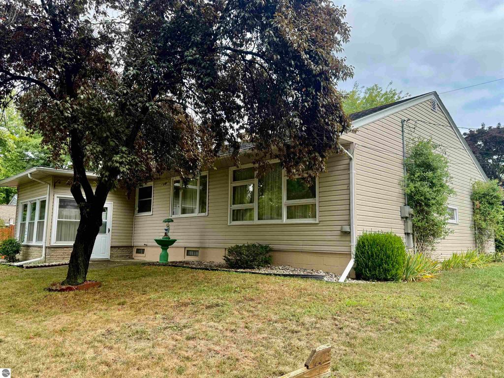 Image 9 of property listing at 445 Yale Avenue, Alma, MI 48801