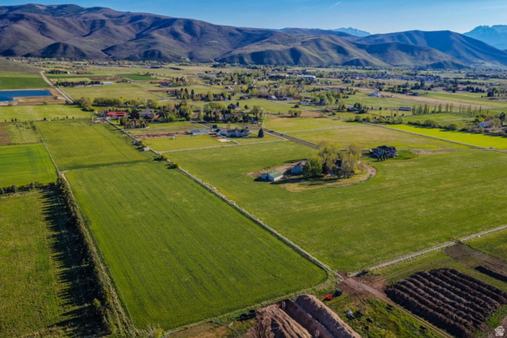 Image 4 of property listing at 1910 S CREEDKSIDE CT, Heber City, UT 84032