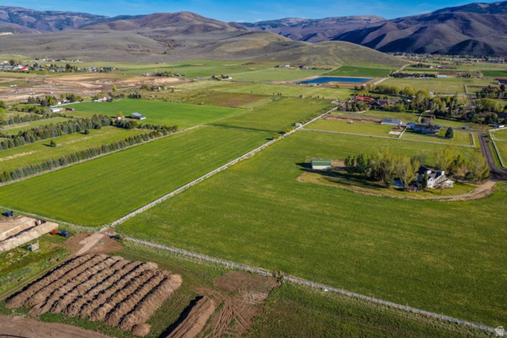 Image 6 of property listing at 1910 S CREEDKSIDE CT, Heber City, UT 84032