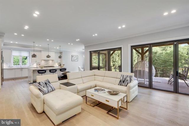 9604 PEMBROKE PL, Vienna, VA 22182