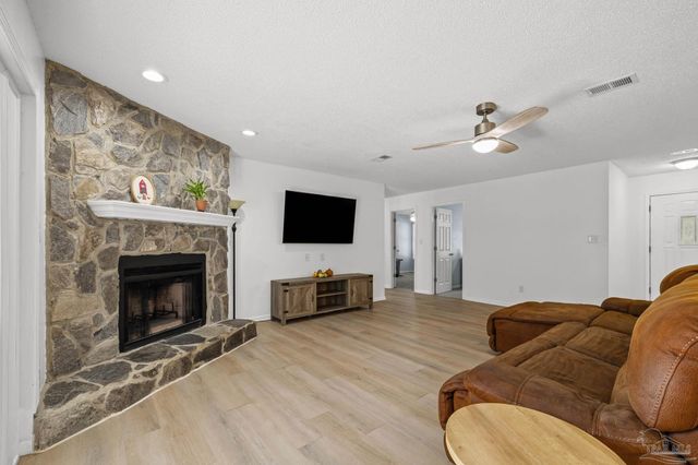 1747 New Hope Rd, Gulf Breeze, FL 32563