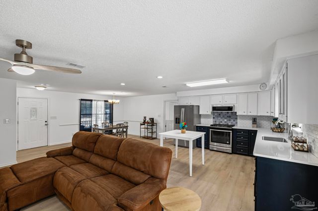 1747 New Hope Rd, Gulf Breeze, FL 32563