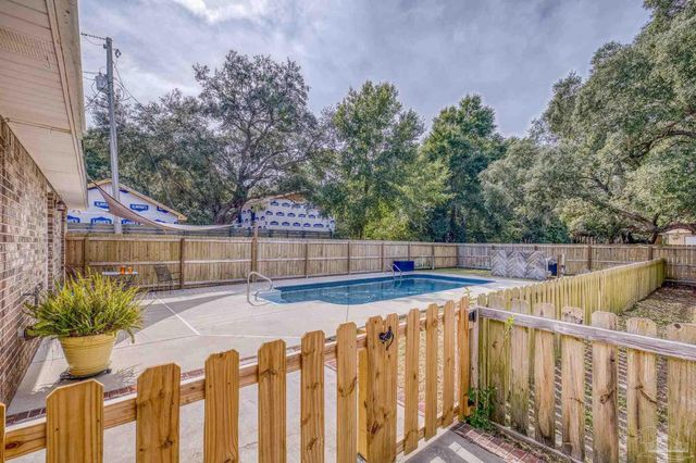 1747 New Hope Rd, Gulf Breeze, FL 32563