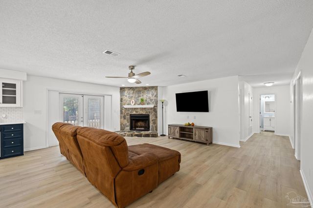 1747 New Hope Rd, Gulf Breeze, FL 32563