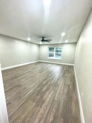 537 Natchez Park, Conroe, TX 77302